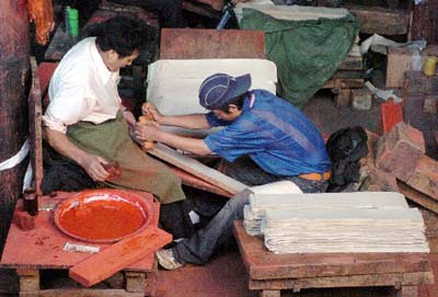 兩名工人在印制經(jīng)文